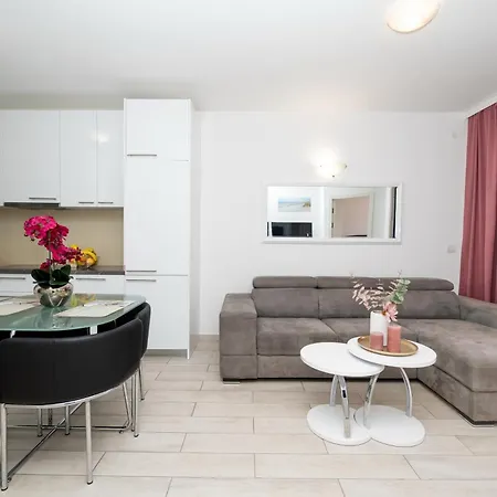 Adrian Apartament